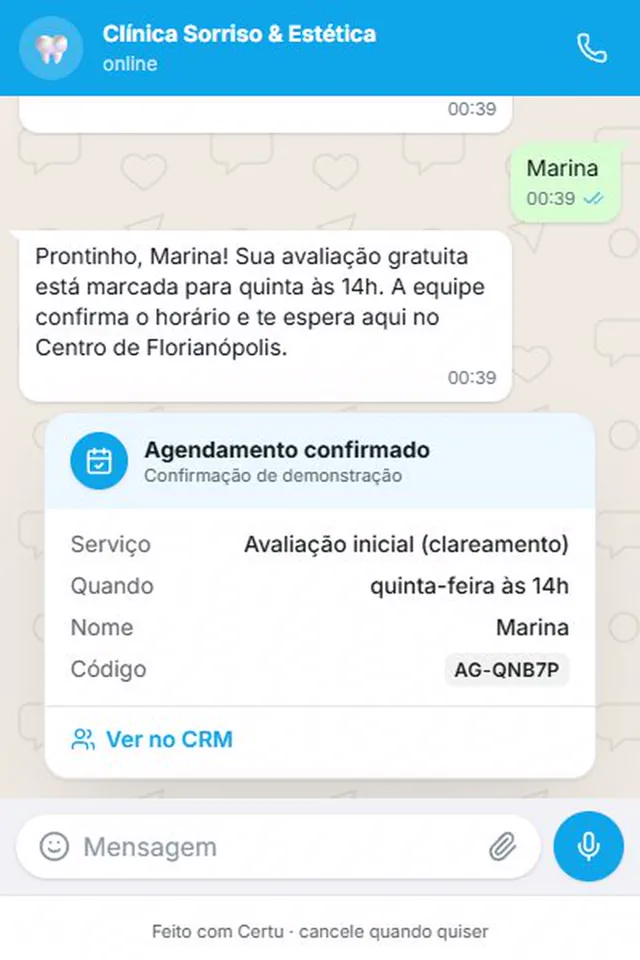 WhatsApp conversation with a demo clinic: the AI confirms the evaluation for Thursday at 2 p.m. and shows the confirmed booking card with service, day, name and code